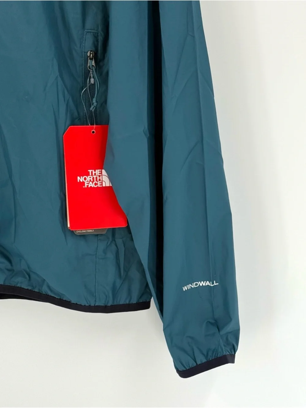 The North Face NWT Men's Cyclone 3 Windbreaker Jacket Blue Coral Navy, Size M